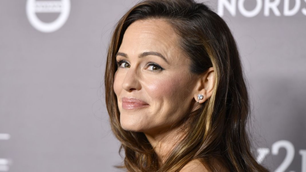 Jennifer Garner does box jump training, but it's fun