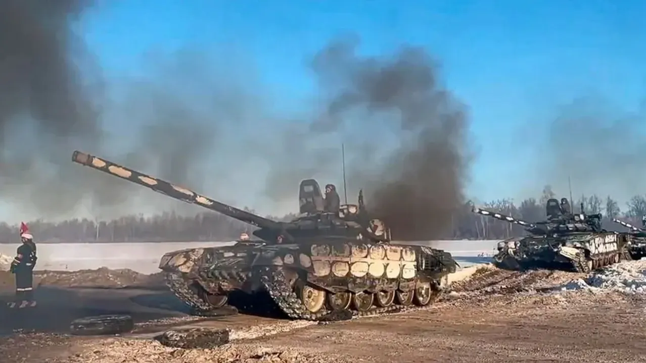 Russian soldiers fell down drinking on the road in Ukraine! refused to obey orders