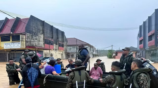 One dead, more than 26,000 displaced as floods hit Malaysia again , Boat