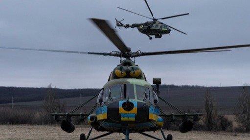 The old Ukrainian helicopters attack the Russians from afar.