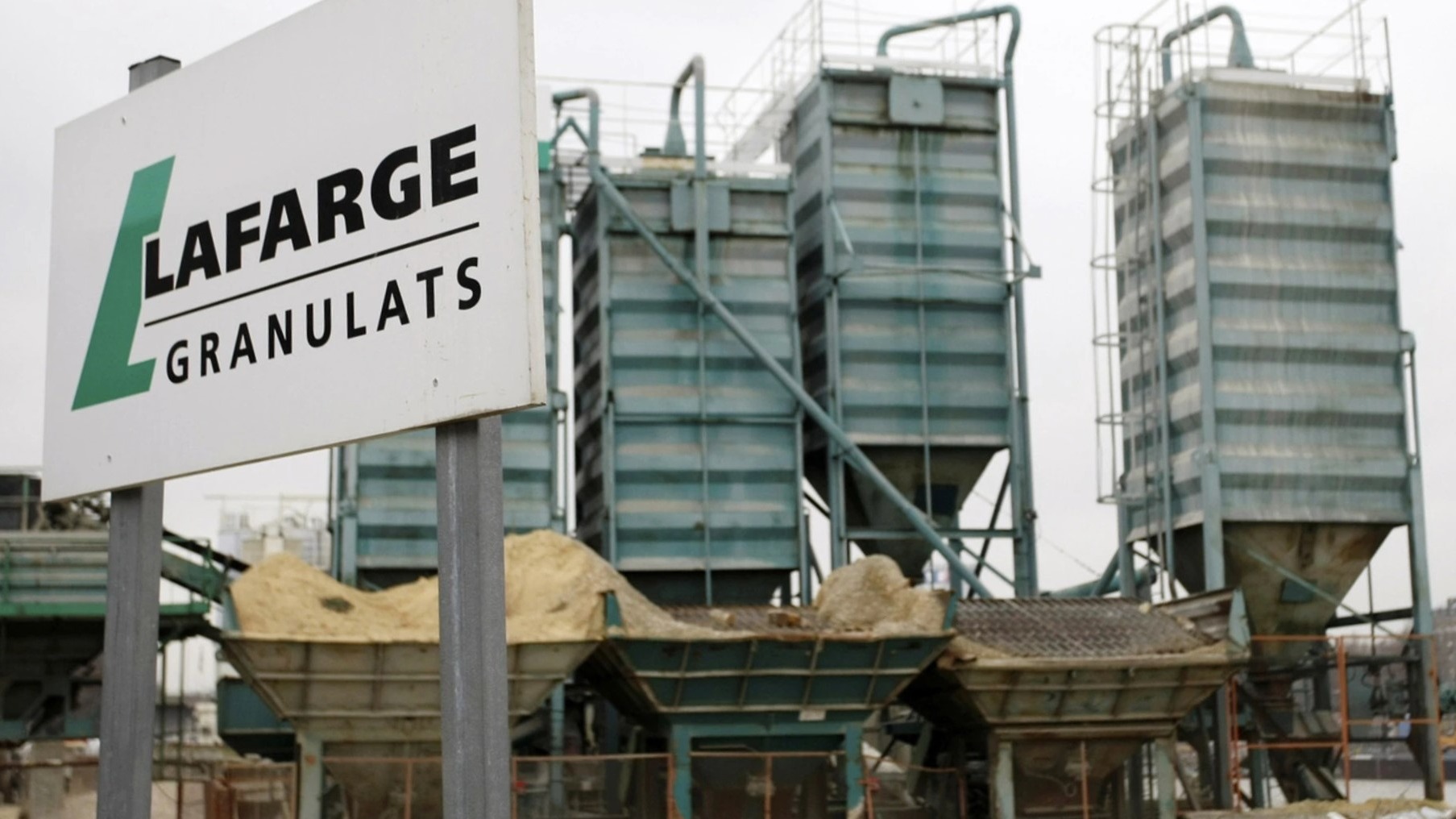 The former Lafarge boss accuses the French secret services of collaborating with an extremist group in Syria