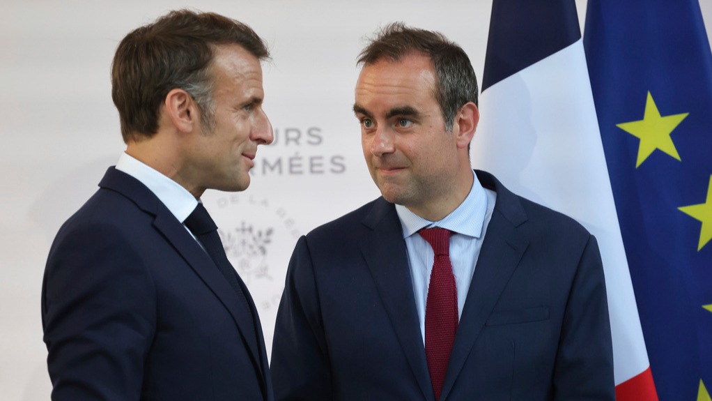 Constitutional Crisis: The Pressures on Emmanuel Macron to Dissolve Parliament or Face Calls for Early Resignation